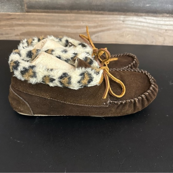 Minnetonka Women's Jacqueline Indoor Outdoor Moccasin Brown w Cheetah Faux Fur 9 - Picture 3 of 8